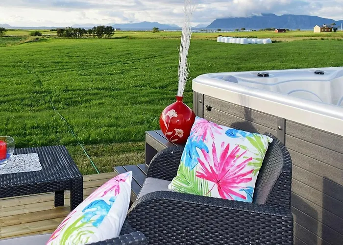 10 Person In * Laukvik